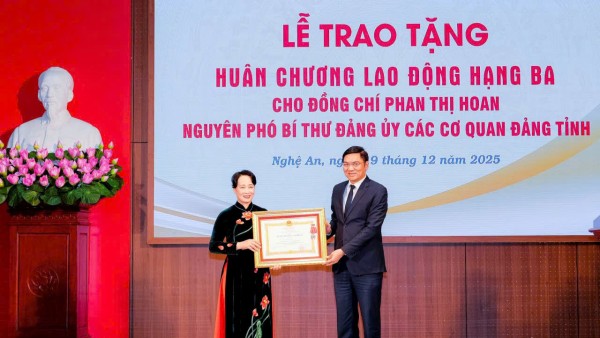 Nghệ An: Trao Huân chương Lao động hạng Ba cho nguyên Phó Bí thư Đảng ủy các cơ quan Đảng tỉnh